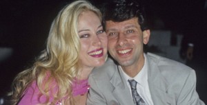 Morto Riccardo Schicchi, scopritore delle più famose pornostar italiane. Nella foto Riccardo Schicchi con Moana Pozzi nel 1991